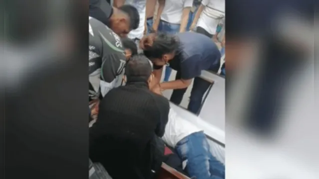 Imagem ilustrativa da notícia Vídeo: jovens levam cadáver de amigo para passeio de moto