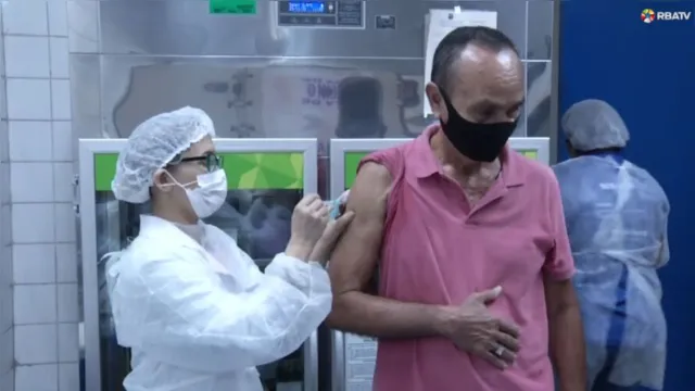 Imagem ilustrativa da notícia Vídeo: vacinação contra Covid-19 continua em postos de Belém