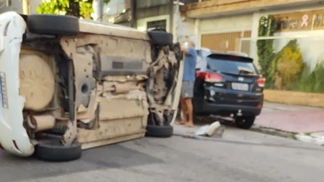 Imagem ilustrativa da notícia Carro capota ao atingir outro veículo no centro de Belém