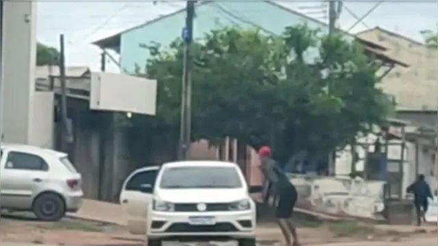 Imagem ilustrativa da notícia Vídeo: criminosos atacam empresário e roubam R$ 300 mil