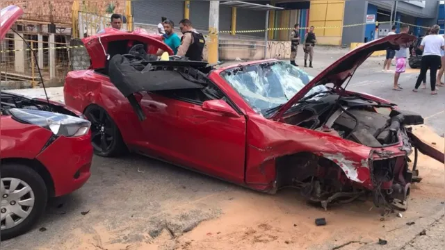 Imagem ilustrativa da notícia Vídeo: carro "voa", cai em camaro e bate em outros veículos