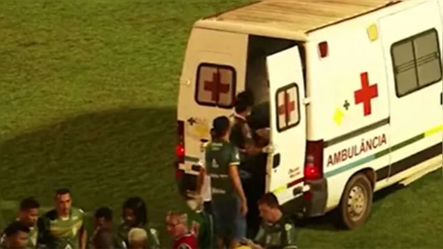 Imagem ilustrativa da notícia Vídeo: jogador desmaia com pancada e sai de ambulância