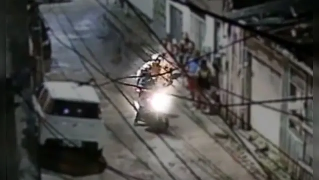 Imagem ilustrativa da notícia Vídeo:
família é assaltada quando chegava em casa