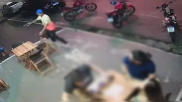 Imagem ilustrativa da notícia Vídeo:
assaltantes “fazem a limpa” em lanchonete no Umarizal