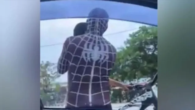 Imagem ilustrativa da notícia Vídeo: Homem-Aranha enforca criança em trenzinho da alegria