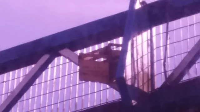 Imagem ilustrativa da notícia Caixote de madeira é pendurado em passarela na BR-316