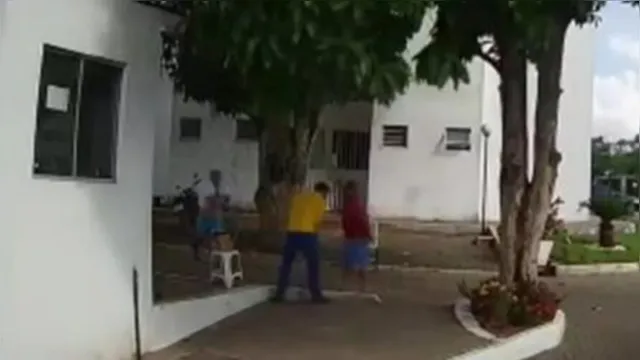 Imagem ilustrativa da notícia Vídeo: carteiro é baleado durante entrega em condomínio 