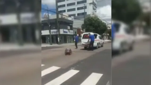 Imagem ilustrativa da notícia Caixão cai de carro fúnebre em Belém. Veja o vídeo!