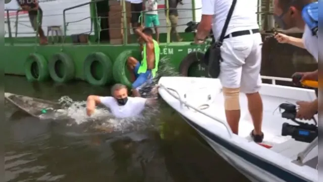 Imagem ilustrativa da notícia Vídeo: Luciano Huck afunda canoa de ribeirinho no Pará