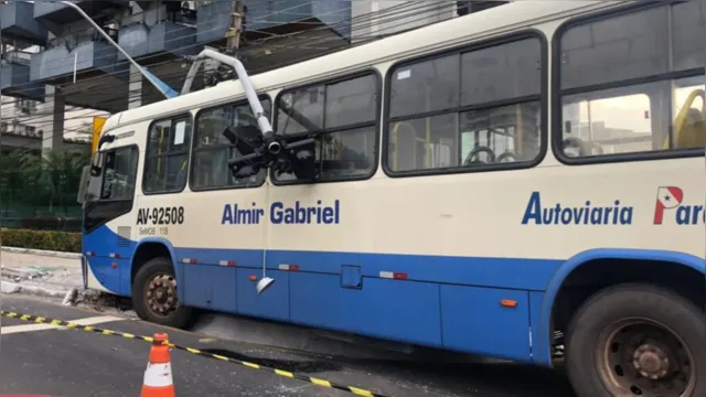 Imagem ilustrativa da notícia Motorista perde controle e ônibus atinge poste em Belém