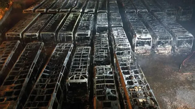 Imagem ilustrativa da notícia Incêndio criminoso? 52 ônibus são destruídos em garagem
