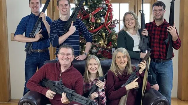 Imagem ilustrativa da notícia Família de político dos EUA posa com armas em foto natalina