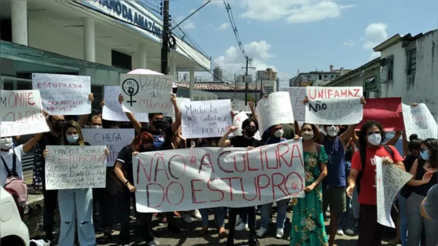 Imagem ilustrativa da notícia Vídeo: alunos protestam contra professor da Unifamaz