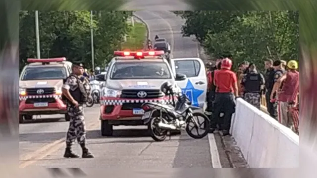 Imagem ilustrativa da notícia Policiais militares impedem suicídio na ponte de Outeiro