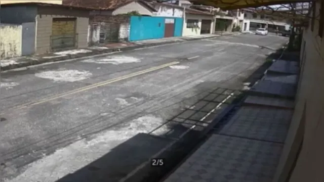 Imagem ilustrativa da notícia Vídeo: ladrão tenta invadir casa, mas é flagrado pela vítima