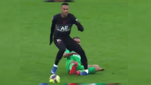 Imagem ilustrativa da notícia Vídeo: Neymar torce tornozelo e sai chorando de jogo do PSG