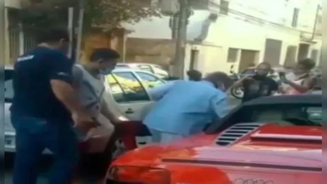 Imagem ilustrativa da notícia Vídeo: até tu? Roberto Carlos fica no prego sem gasolina