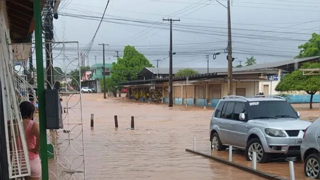 Imagem ilustrativa da notícia Caos: chuva deixa casas e veículos submersos em Santarém