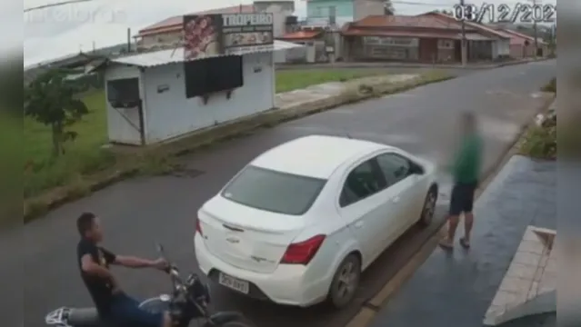 Imagem ilustrativa da notícia Vídeo:
assaltante chega de moto e vítima era policial armado