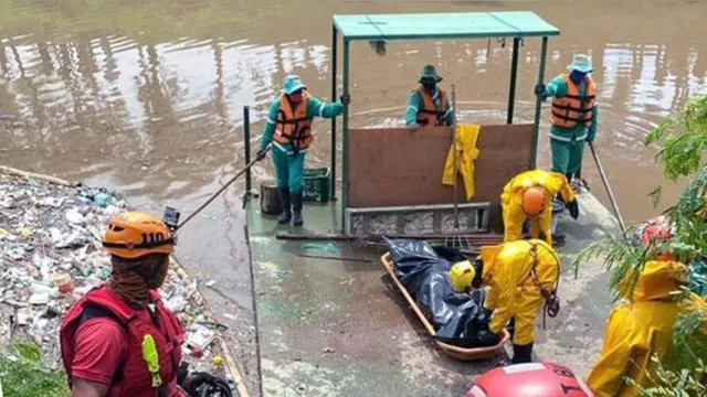 Imagem ilustrativa da notícia Vídeo: bombeiros resgatam corpo cercado por jacarés na lagoa