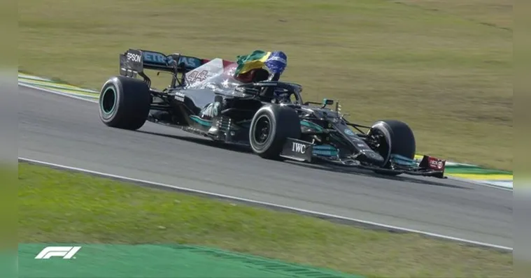 Imagem ilustrativa da notícia Hamilton supera punições, dá show em Interlagos e vence GP