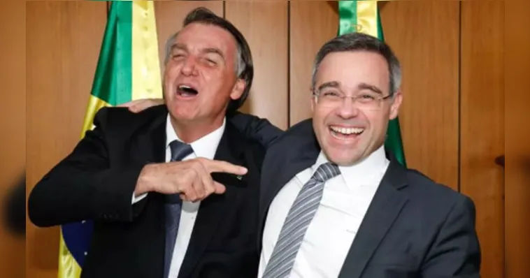 Imagem ilustrativa da notícia André Mendonça é recebido por Bolsonaro e abre o sorriso