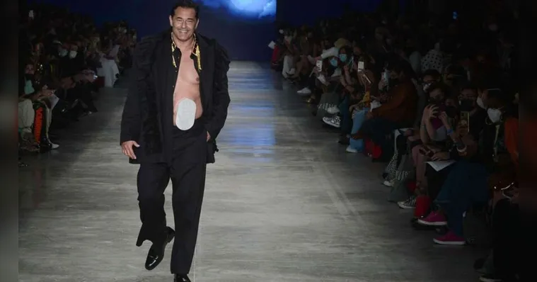 Imagem ilustrativa da notícia Vídeo: Luciano Szafir desfila com bolsa de estomia na SPFW