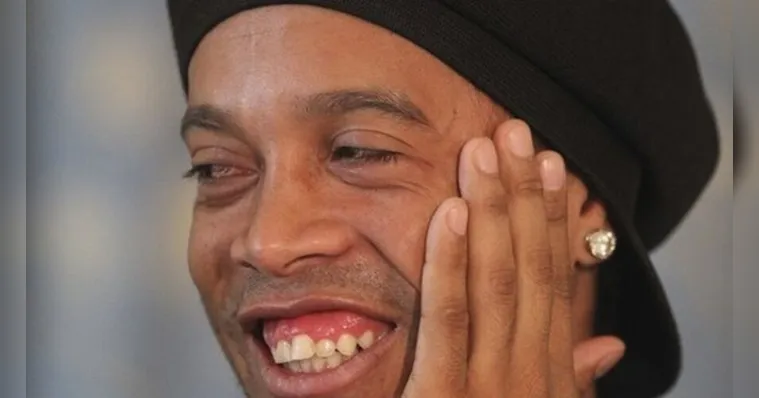 Imagem ilustrativa da notícia Ronaldinho "dribla" oficiais de justiça e pode ser preso