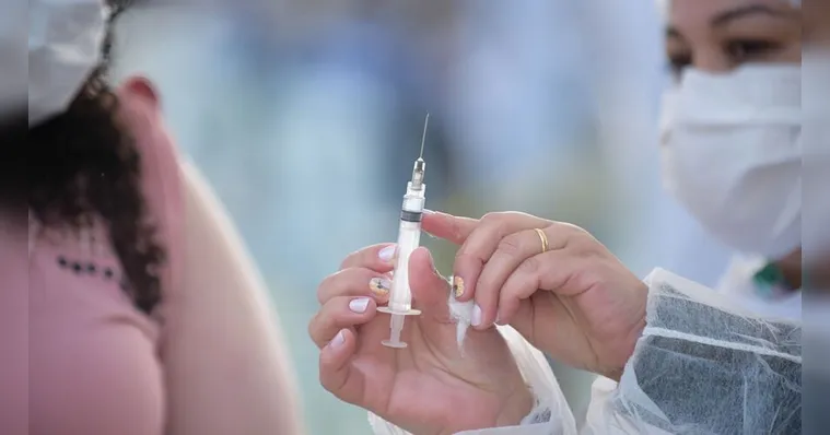 Imagem ilustrativa da notícia Pfizer pede terceira dose para todos os adultos do mundo