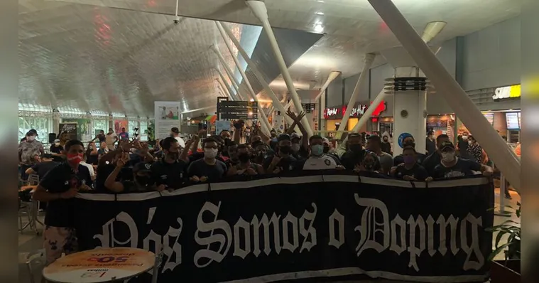 Imagem ilustrativa da notícia Vídeo: Torcida apoia Clube do Remo no embarque para o RJ