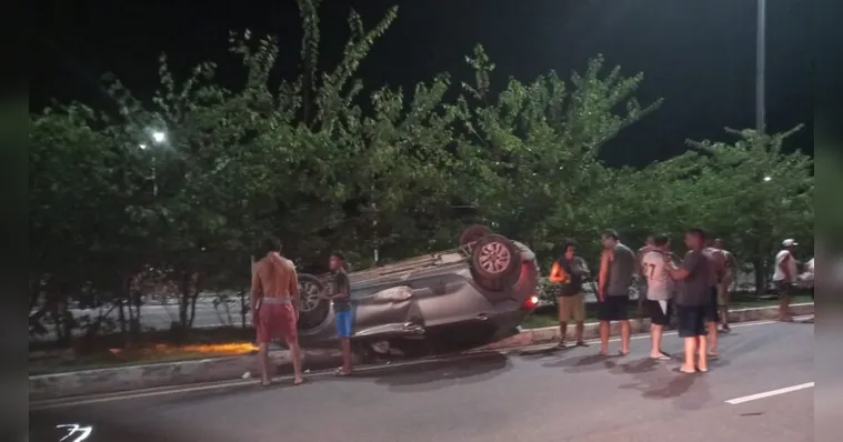 Imagem ilustrativa da notícia Vídeo: carro capota na avenida João Paulo II, em Belém