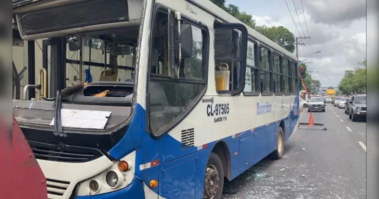 Imagem ilustrativa da notícia Ônibus perde controle e derruba poste na Almirante Barroso 
