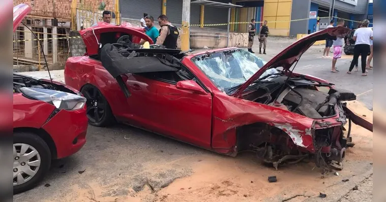 Imagem ilustrativa da notícia Vídeo: carro "voa", cai em camaro e bate em outros veículos