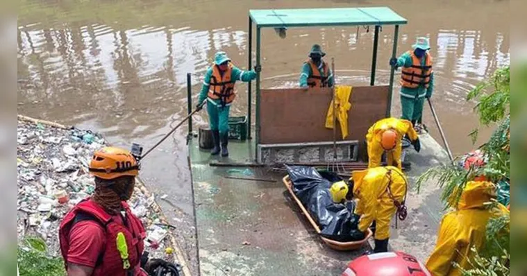 Imagem ilustrativa da notícia Vídeo: bombeiros resgatam corpo cercado por jacarés na lagoa