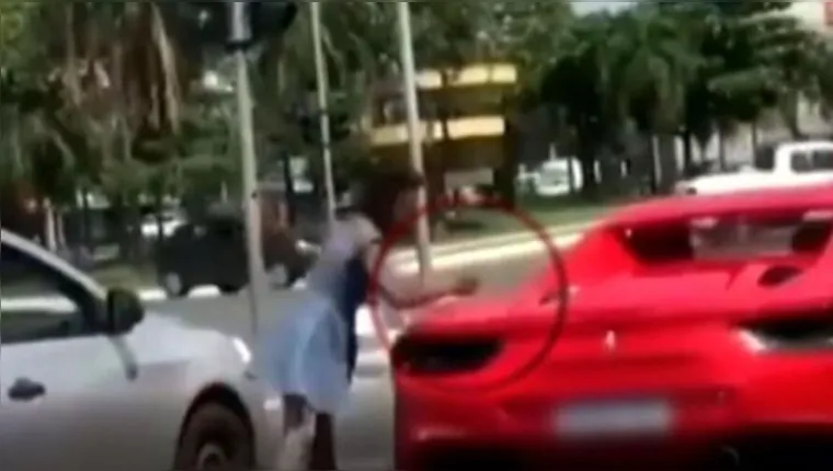 Imagem ilustrativa da notícia Vídeo: pedinte ataca Ferrari com faca por não receber esmola