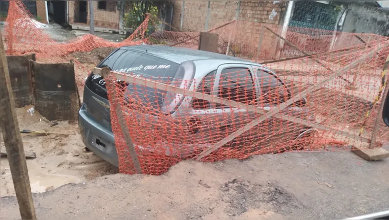 Imagem ilustrativa da notícia Motorista se distrai e cai em buraco de obra da Cosanpa