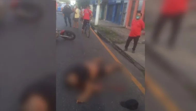 Imagem ilustrativa da notícia Vídeo: Motociclista morre após colidir com ônibus em Belém 