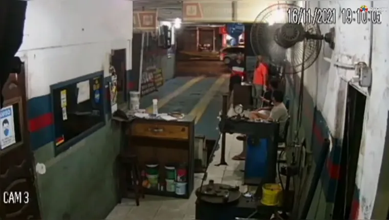 Imagem ilustrativa da notícia Vídeo: homem invade oficina e rouba funcionários em Belém 