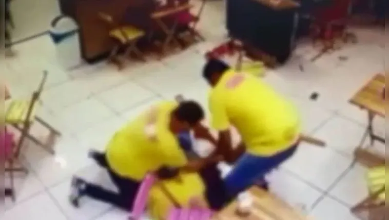 Imagem ilustrativa da notícia Vídeo: funcionários de sorveteria dão cadeirada em ladrão