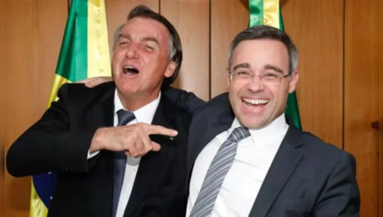 Imagem ilustrativa da notícia André Mendonça é recebido por Bolsonaro e abre o sorriso