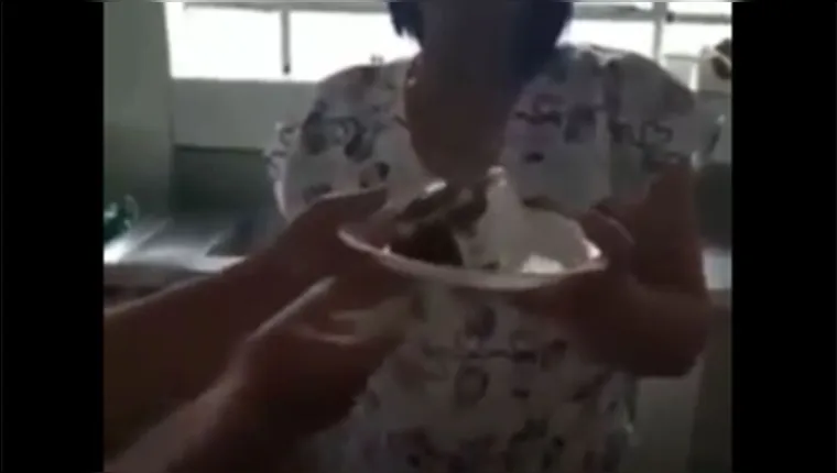 Imagem ilustrativa da notícia Vídeo: veja momento em que fantasma pede uma fatia de bolo