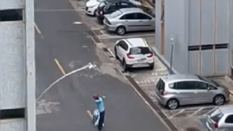 Imagem ilustrativa da notícia Vídeo: homem grita pedindo por ajuda: "por favor, é fome" 