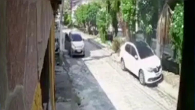 Imagem ilustrativa da notícia Vídeo: quarteto invade salão e rouba mais de R$ 10 mil
