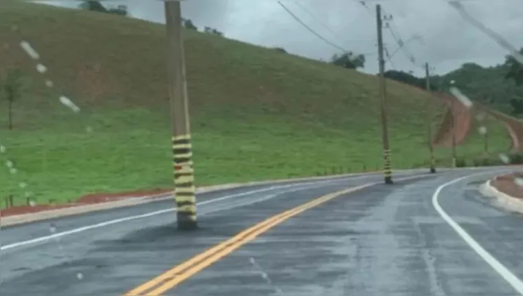 Imagem ilustrativa da notícia Vídeo: Estrada é inaugurada com postes no meio da pista