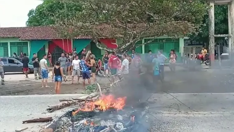 Imagem ilustrativa da notícia Vídeo: raio atinge escola e moradores fecham BR