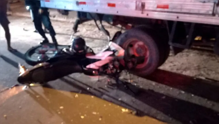 Imagem ilustrativa da notícia Motociclista morre ao bater em caminhão estacionado