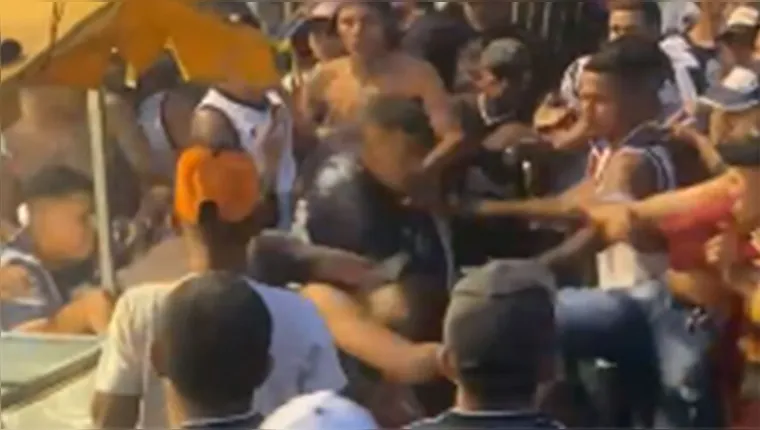 Imagem ilustrativa da notícia Vídeo! Torcedores do Clube do Remo brigam na saída do Baenão