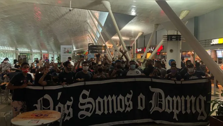 Imagem ilustrativa da notícia Vídeo: Torcida apoia Clube do Remo no embarque para o RJ