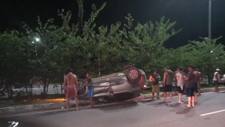 Imagem ilustrativa da notícia Vídeo: carro capota na avenida João Paulo II, em Belém