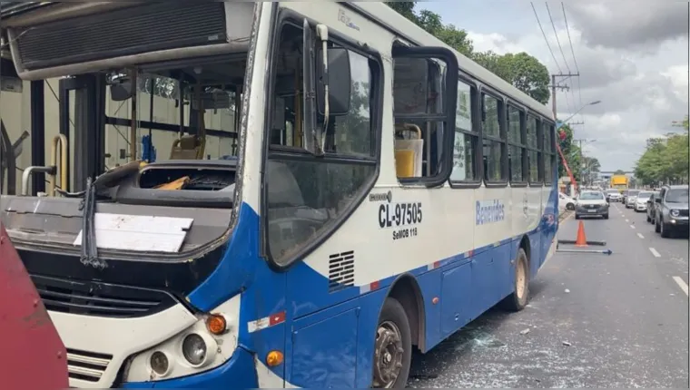 Imagem ilustrativa da notícia Ônibus perde controle e derruba poste na Almirante Barroso 